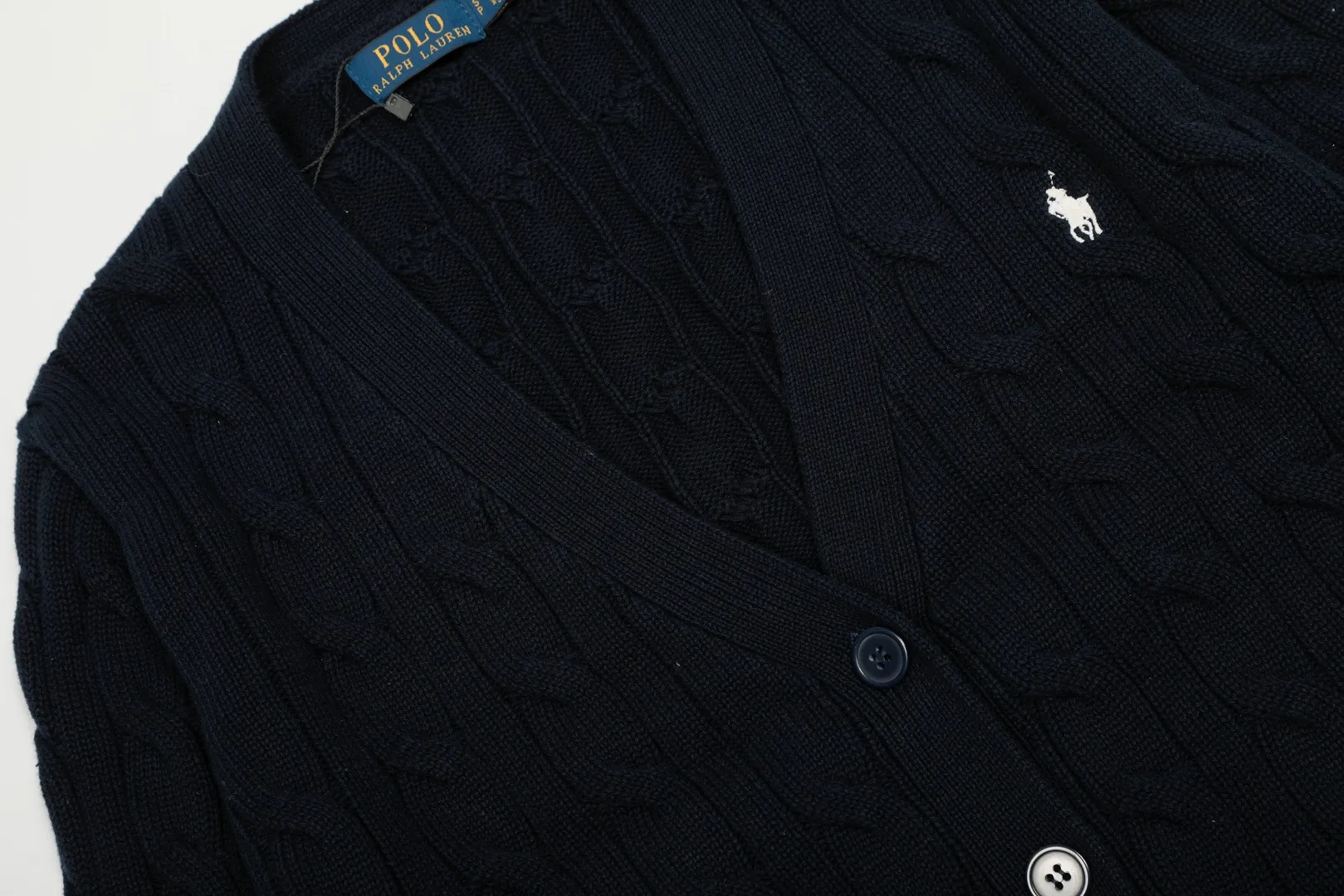P250 Top quality" Style number: DS113# (not off the shelves all year round) [Ralph Lauren large V-neck solid color pony embroidered logo twist knitted cardigan] ✅Ralph Lauren classic basic versatile goddess style large V-neck knitted cardigan jacket ✅Main supply platform live broadcast Wholesale entities Replenish when out of stock Not off the shelves ✅ZP quality 1:1 version Scan the code to enter the GF website Counter quality ✅Detailed quality is the only one in Guangzhou Imported quality cotton yarn, focusing on high-end, cost-effective, good quality needless to say ✅The version is restored to the original order, the maximum size can be worn up to 160 pounds, loose, comfortable and stress-free ✅The upper body is simple and easy to match, ootd must-have style, good-looking clothes are never picky, a must-have in the goddess' wardrobe. Size: S-XL Color: Black White Gray Light Blue Khaki Pink Yellow Chinese Red Navy Blue White Label Navy Blue Red Label